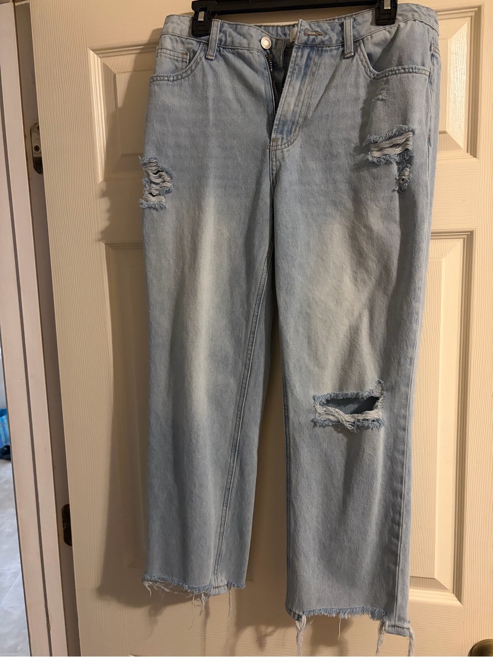 Women’s Light Blue Distressed Straight-Leg Jeans